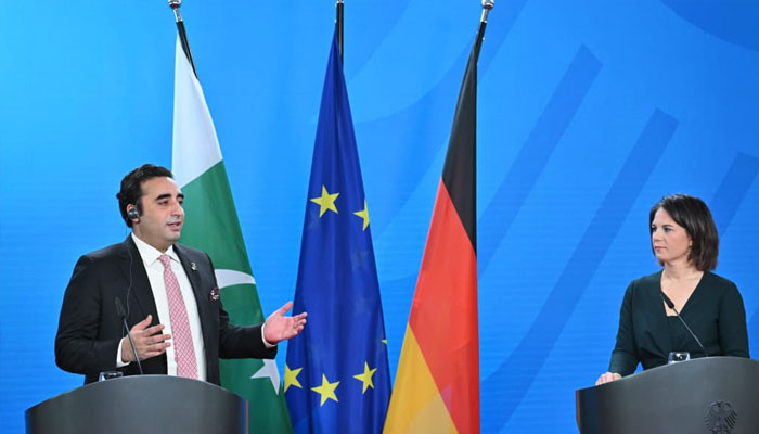 Foreign Minister Bilawal Bhutto Zardari (L) during joint press conference with German counterpart Annalena Baerbock
