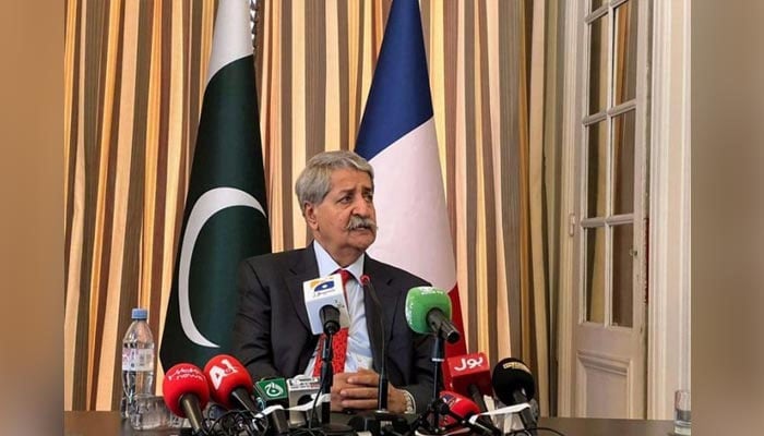 Federal Commerce Minister Syed Naveed Qamar interacting with members of the media at Pakistan Embassy on May 25. — APP/File