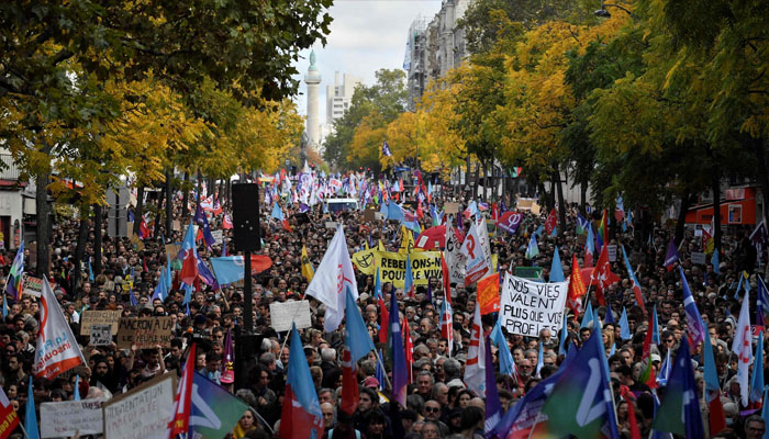 Protesters march towards Place de la Bastille during a rally against soaring living costs and climate inaction called by French left-wing coalition NUPES (New People´s Ecologic and Social Union) in Paris on October 16, 2022. —AFP / JULIEN DE ROSA