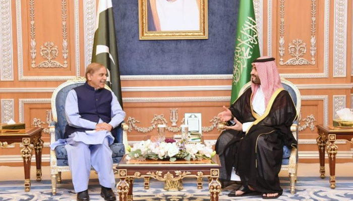 Prime Minister Shehbaz Sharif (L) and Crown Prince Mohammed Bin Salman. APP