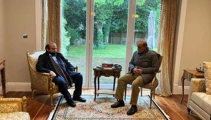 Prime Minister Shahbaz Sharif (left) meets PML-N supremo Nawaz Sharif at the Avenfield flats in London, on May 11, 2022. Twitter