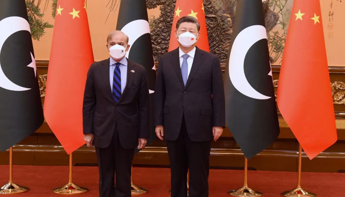 PM Shehbaz Sharif (Left) along with Chinese President Xi Jinping in Beijing. PID