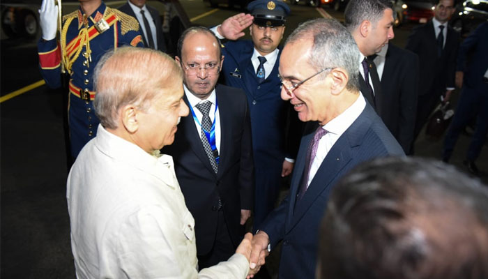 Prime Minister Shehbaz Sharif is received at Sharm El-Sheikh International Airport by high level Egyptian officials, Pakistans Ambassador to Egypt & officials of Pakistan embassy in Egypt. — Twitter