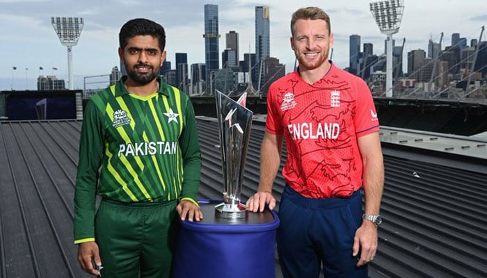 Captains of T20 WC finalists photographed along with the ICC trophy. Twitter/PCB