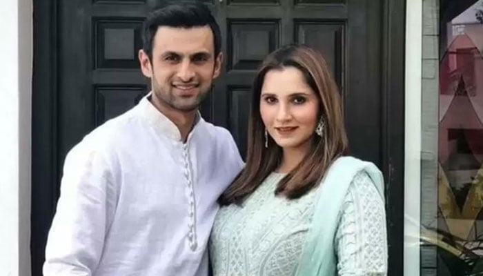 Pakistans cricketer Shoaib Malik photographed with his wife, Indias tennis star Sania Mirza