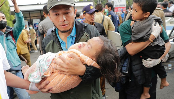 162 killed, hundreds injured in Indonesia quake. Twitter/NewsBFM
