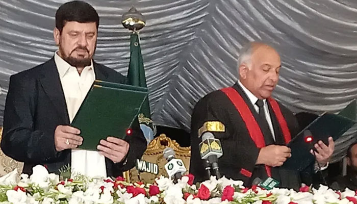 Jamiat Ulema-e-Islam-Fazl (JUIF) leader Ghulam Ali taking oath of his office as KP governor. Twitter