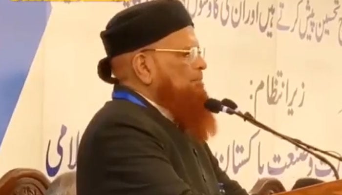Mufti Taqi Usmani addressing the seminar in Karachi on November 30, 2022. Screengrab of a Twitter video.