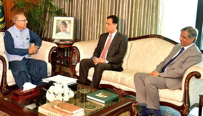 Federal ministers Sardar Ayaz Sadiq and Senator Azam Nazir Tarar Wednesday met with President Dr Arif Alvi at the Presidents House on December 14, 2022. Courtesy PID