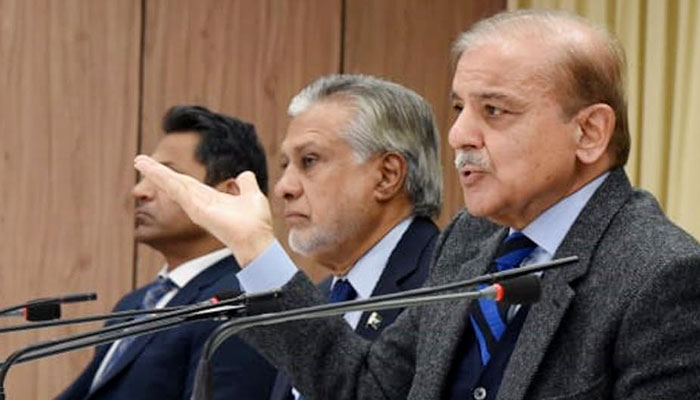 PM Shehbaz (Right) addressing a press conference along with Finance Minister Ishaq Dar on December 22, 2022. PID.