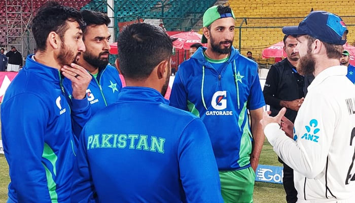 Pakistani players speak to New Zealand’s master batter Kane Williamson in Karachi on January 6, 2023. — Photo by reporter