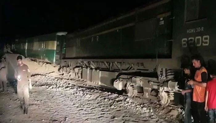 18 injured as blast derails train in Bolan - Vimarsana News