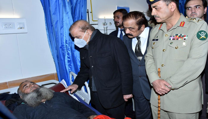 PM Shehbaz inquires after the injured at the Lady Reading Hospital following a suicide bombing at Police Lines mosque in Peshawar on january 30, 2023. PID