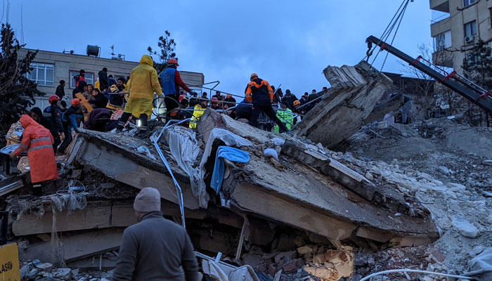 Rescue workers and volunteers search for survivors in the rubble of a collasped building, in Sanliurfa, Turkey, on February 6, 2023, after a 7.8-magnitude earthquake struck the country´s south-east.— AFP