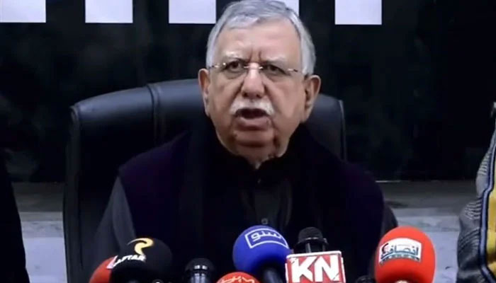 Former finance minister Shaukat Tarin addressing a press conference on Jnauary 28, 2023. Screengrab of a Twitter video