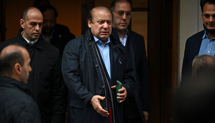 Pakistan´s former Prime Minister Nawaz Sharif (3L), brother of Pakistan´s current Prime Minister Shehbaz Sharif, leaves from a property in west London on May 11, 2022. (Photo by Daniel LEAL / AFP