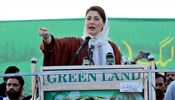 Chief Organizer and senior vice president of PMLN Maryam Nawaz waving the hand towards workers of PML-N during a workers convention.— APP/file