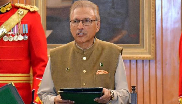 President Dr. Arif Alvi administering the oath of office to Ms. Fauzia Viqar as the Federal Ombudsperson for Protection Against Harassment at Workplace, at Aiwan-e-Sadr, Islamabad. Twitter/PresOfPakistan