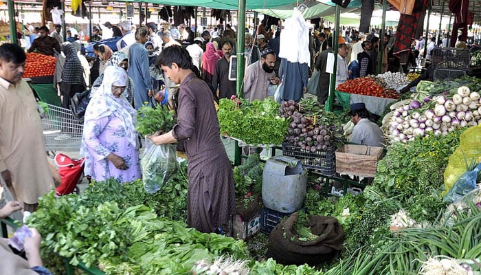People in large number are are busy in purchasing vegetable in a Sunday Bazaar in Islamabad on March 5, 2023. APP