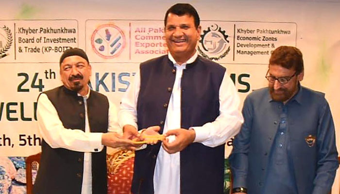 Amir Muqam, adviser to the Prime Minister, receiving a gift from Chairman APCEA at Pakistan Gems, Jewelry and Mineral Exhibition on March 6, 2023. INP