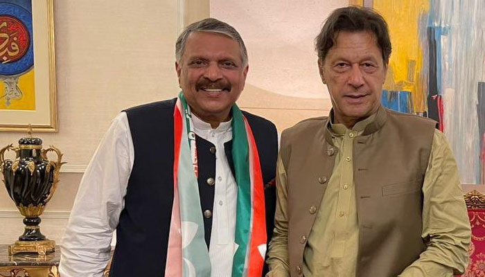 Ejazul Haq meets Imran, merges his PMLZ with PTI.—Twitter/@HumairIqbal1