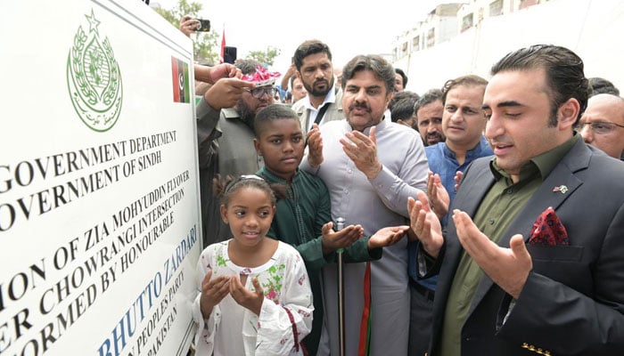 Foreign Minister and Peoples Party (PPP) Chairman, Bilawal Bhutto Zardari inaugurates Gulistan-e-Jauhar flyover during ceremony held in Karachi on Thursday, March 23, 2023. — PPI