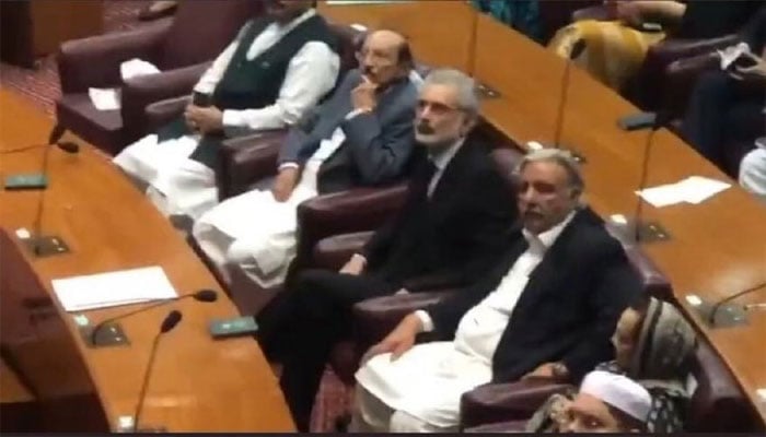 Justice Qazi Faez Isa in the parliament hall on April 10, 2023. Twitter@MEW39661973