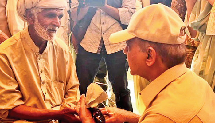 DG KHAN: Prime Minister Shehbaz Sharif took feedback from an elderly citizen on the mechanism of free flour distribution here on Wednesday.—The News/file