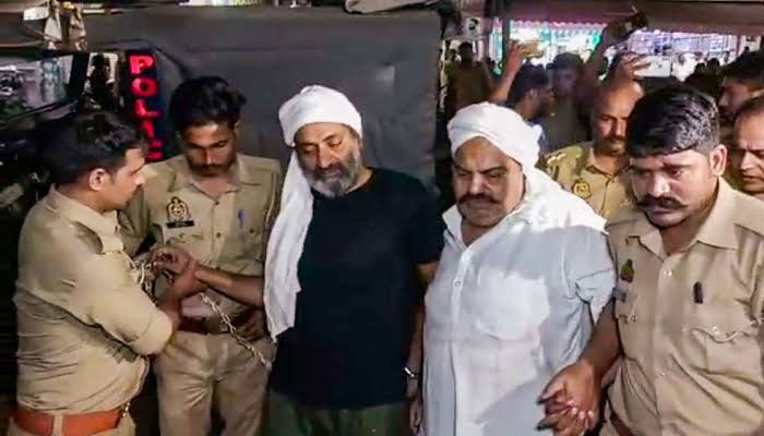 Indian politician Atique Ahmed and his brother Ashraf are being escorted by police. —Twitter@LiveLawIndia