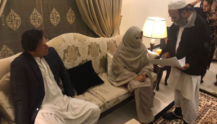 Mufti Saeed Khan completing Nikah papers of Imran Khans wedding with Bushra Bibi.— Twitter