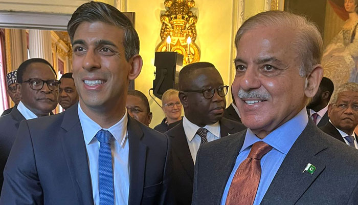 PM Shehbaz meets his British counterpart Rishi Sunak on the sidelines of the meeting of other leaders of Commonwealth countries in London on May 5, 2023. PID