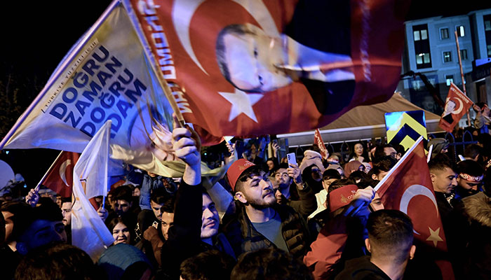 TOPSHOT - Supporters of Turkish President Recep Tayyip Erdogan celebrate in fromt of Kustice and development Party (AKPâ€™s) headquarters in Istanbul on May 14, 2023, after polls closed in Turkey´s presidental and parliamentary elections.—AFP