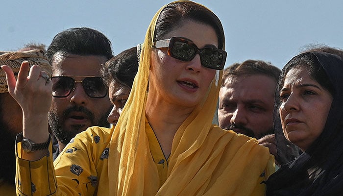Maryam Nawaz Sharif (C), daughter of former Prime Minister Nawaz Sharif gestures as she arrives to attend the rally of parties from Pakistan´s ruling alliance near the Supreme Court in Islamabad on May 15, 2023, to protest against the judiciary´s alleged undue facilitation to former Pakistan´s Prime Minister Imran Khan.—AFP