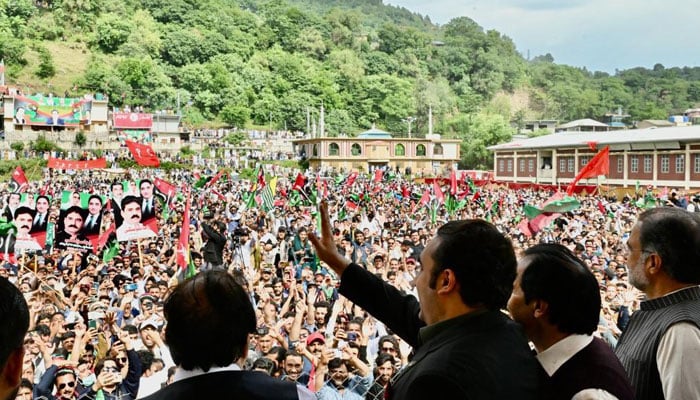 Foreign Minister Bilawal Bhutto Zardari is waving to participants at a public gathering in AJKs Bagh on May 23, Tuesday. — Twitter/@PPPMediaCell