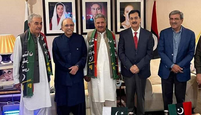 PPP co-chairman Asif Ali Zardari with former PM Yousuf Raza Gilani and several south Punjab leaders on 31 May 2023.—Twitter@MediacellPPP