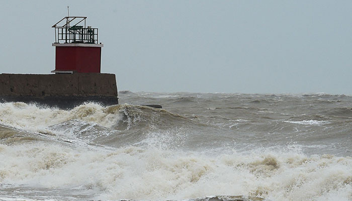 Cyclone hits India port, spares most of Pakistan coast: PMD - Vimarsana News