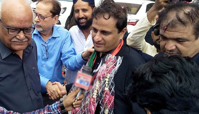 KARACHI, PAKISTAN, JUN 15: Peoples Party senior leaders are greeting with newly elected Mayor Karachi, Murtaza Wahab after victory in mayoral election polls during a celebration held at the Arts Council building in Karachi on Thursday, June 15, 2023.—PPI