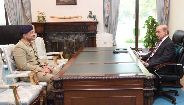 Chief of Army Staff (COAS) General Asim Munir calls on Prime Minister Shehbaz Sharif on November 30, 2022. — PID