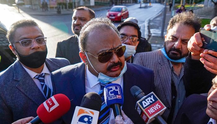 Exiled founder of Pakistan´s Muttahida Qaumi Movement (MQM) Altaf Hussain speaks to members of the media as he arrives at Kingston Crown Court in Kingston upon Thames, south London, on January 31, 2022. — AFP
