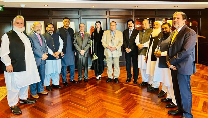 Pakistan Muslim League Nawaz Quaid and former prime minister Nawaz Sharif (centre right) in a group photo with PML-Ns UAE chapter leaders. — Author