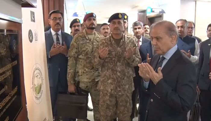 Prime Minister Shehbaz Sharif praying after inaugurating the Land Information and Management System-Centre of Excellence (LIMS-CoE) on July 7, 2023. Screengrab of a Twitter video.
