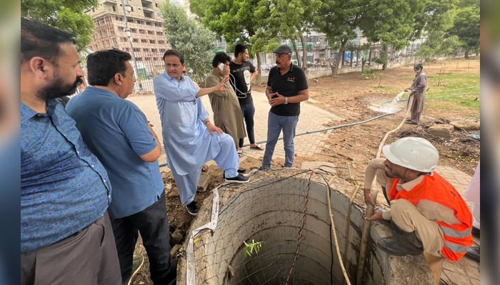 Karachi Mayor Barrister Murtaza Wahab inspecting a well in Karachi. —  — Twitter/@murtazawahab1