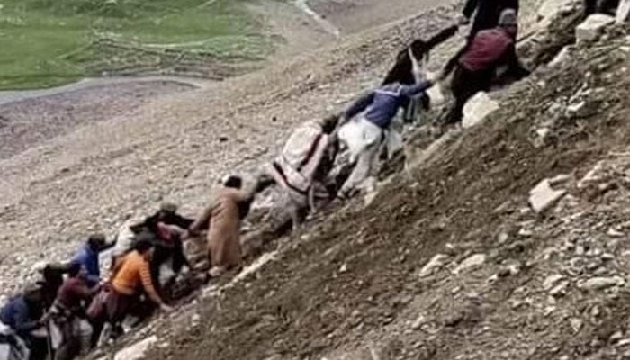 Locals of Gilgit Baltistan made chain of hands to pull off injured and deaths from abyss near Babusar top, where a tourist van fell. 6 deaths and Manu injured. Twitter