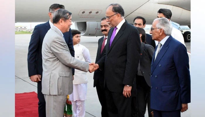 Planning Minister Ahsan Iqbal welcomes Vice Premier of China He Lifeng in Islamabad on July 30, 2023. — Twitter/@betterpakistan