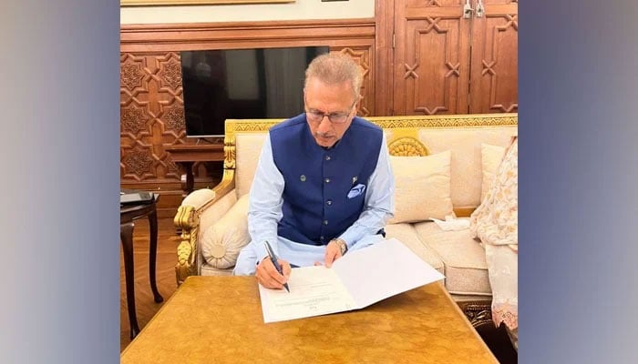 President Dr Arif Alvi is signing the summary for the dissolution of the National Assembly on August 10, 2023. — Twitter/@PresidentofPakistan