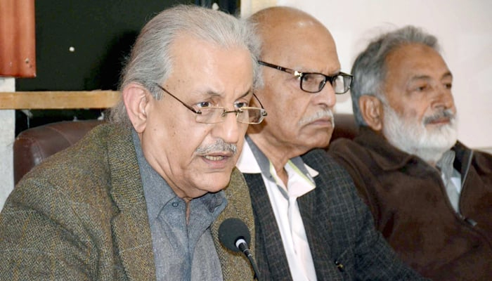 Former Senate Chairman, Mian Raza Rabbani addressing a press conference at Karachi Press Club. — PPI/File