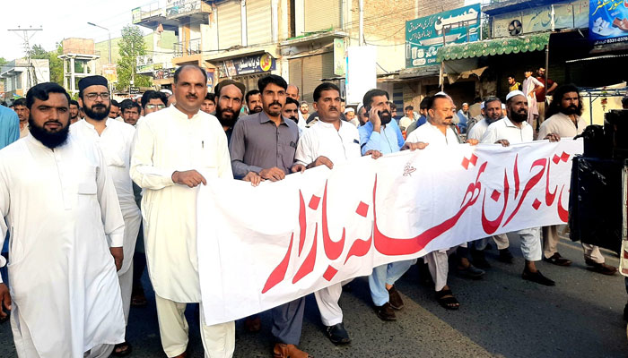 Protests in Thana Malakand and across the district against high electricity bills and inflation. Many laborers express concerns about low incomes and increasing expenses, finding it hard to manage their finances. Twitter/waqar_younus
