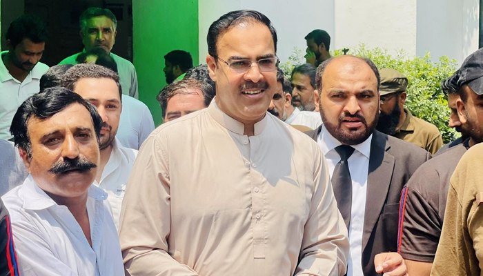 This picture released on June 19, 2023, shows former chief minister’s principal secretary, Muhammad Khan Bhatti (centre) at Sessions Court in Gujranwala. — Facebook/Muhammad Khan Bhatti