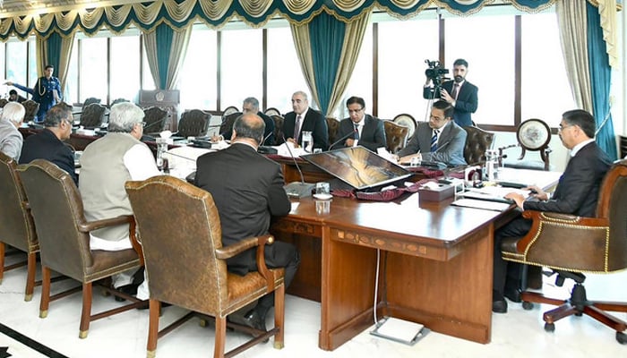 Pakistans caretaker Prime Minister Anwaar-ul-Haq Kakar (right) chairs a meeting on the economy in Islamabad, Pakistan, on August 15, 2023. — PID