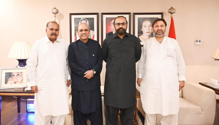 (From left) PPP co-chairman Asif Ali Zardari (2nd)stands for a picture flanked on both sides by the new members who recently joined PPP in this picture released on September 20, 2023. — Facebook/PPP